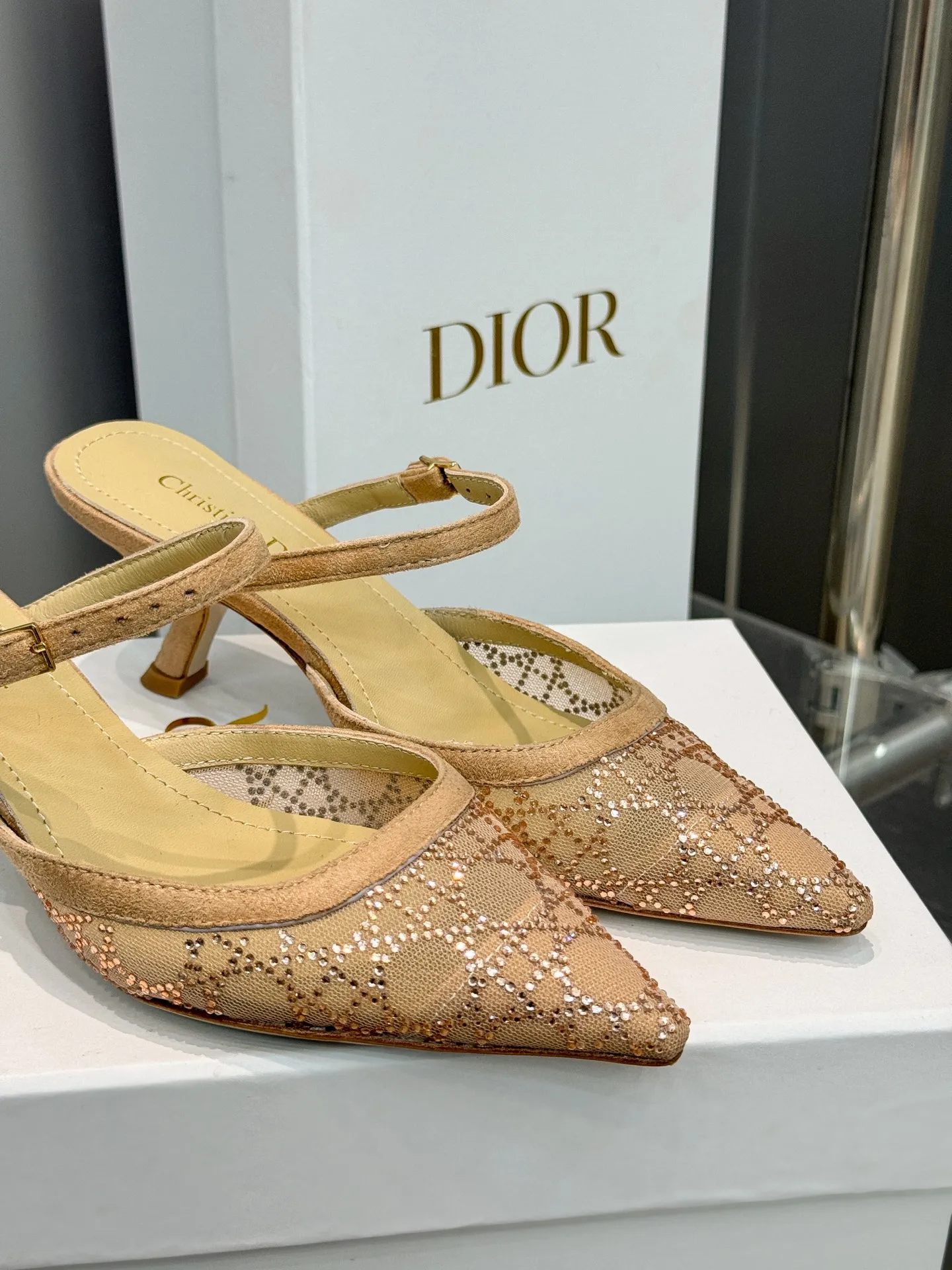 👟👟Ex-factory price 580👟👟 Dior 2025 spring and summer catwalk new style bling...bling...crystal shoes Capture series high-heeled women's shoes Star-same rhinestone square toe cannage pattern cat heel slip-on sandals The top high-end version on the market Exclusive sale Material: Original custom mesh inlaid with hot Australian rhinestones + water-dyed sheepskin feet + original molded hardware buckles + Italian leather outsole Heel height: 6.5CM/9.5CM size: 34-43 (34.40.41.42.43. Customized, non-refundable)